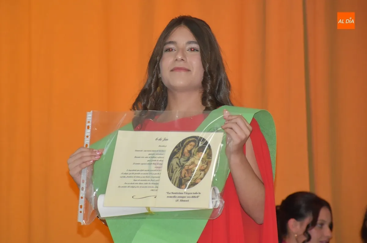 Foto 7 - Los alumnos de 4&ordm; de la ESO de Misioneras-Santa Teresa se grad&uacute;an anim&aacute;ndose a bailar