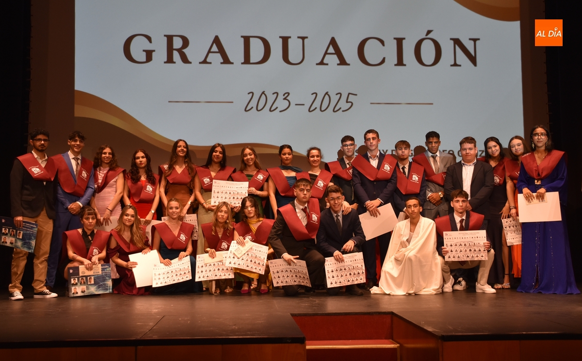 La promoción 2023/2025 del IES Fray Diego deja su firma en la salida de su vida adulta
