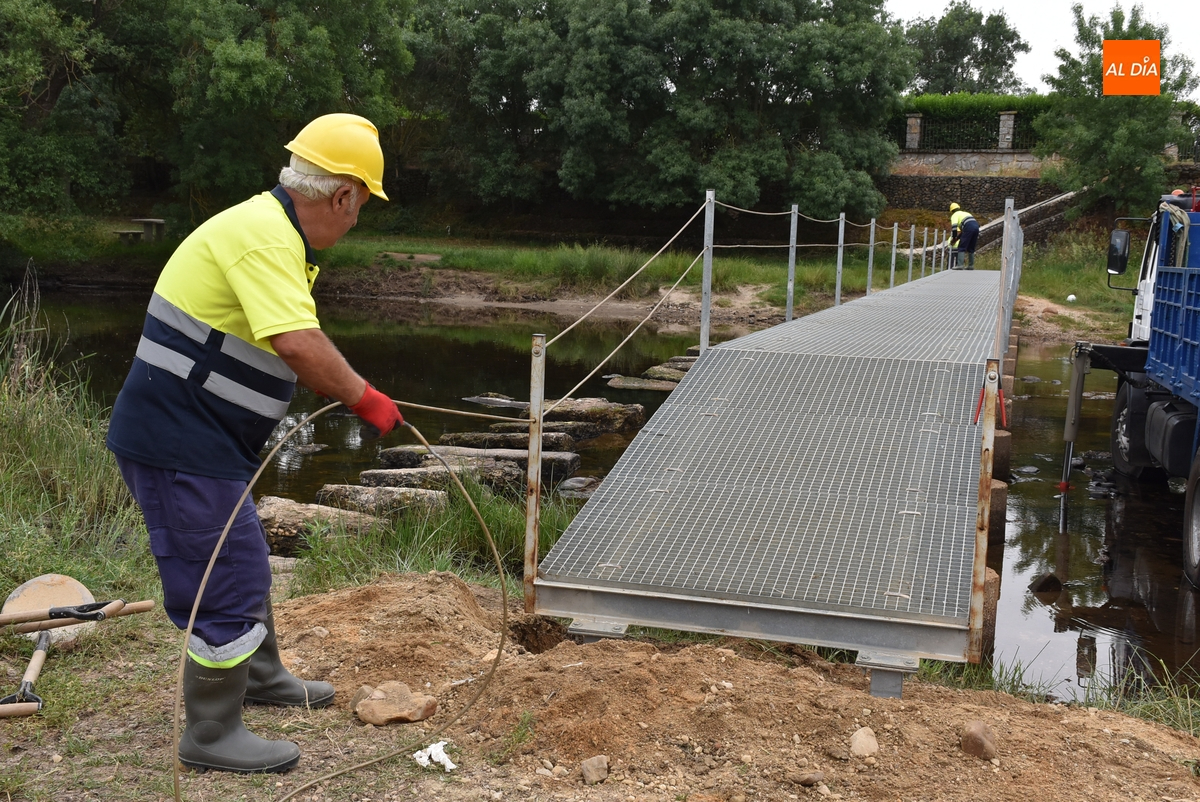 Desplegada la pasarela del Águeda para empezar a dar la bienvenida al verano 2025