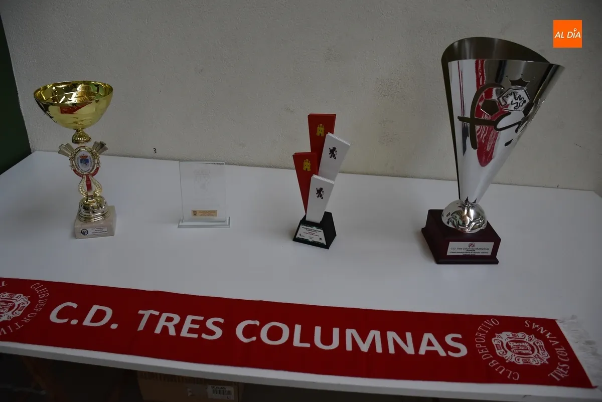 Foto 5 - El III Columnas homenajea por sorpresa a Sim&oacute;n Moreiro en su despedida tras 43 a&ntilde;os en el Club