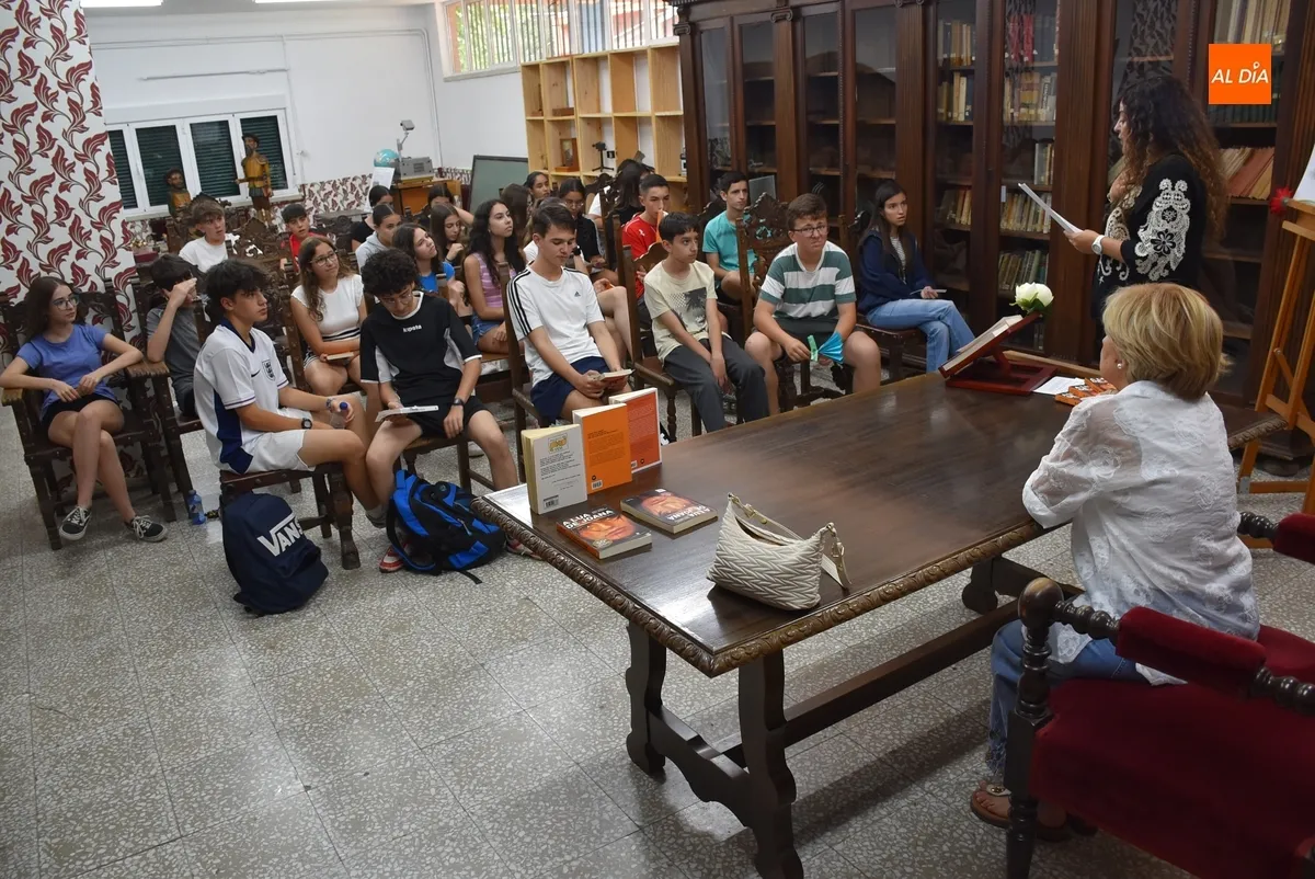 Foto 6 - El IES Fray Diego recibe a la escritora Mar&iacute;a Teresa Maia para celebrar el D&iacute;a de Portugal