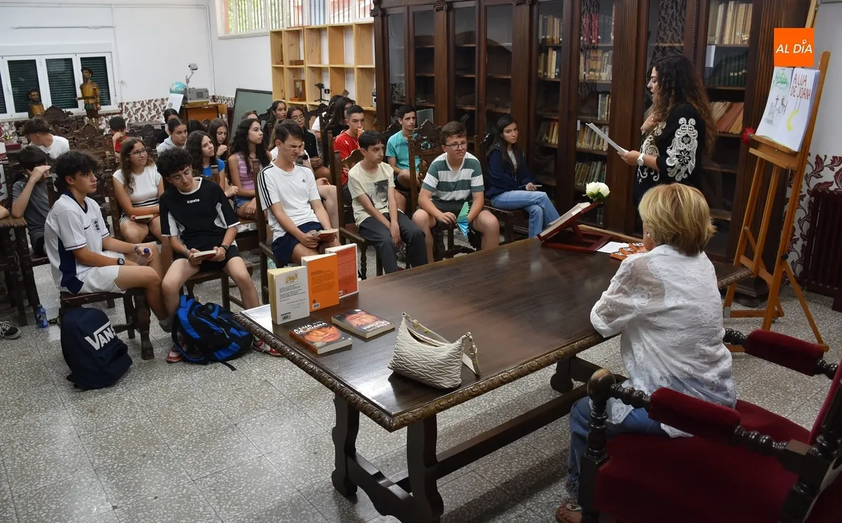 Foto 7 - El IES Fray Diego recibe a la escritora Mar&iacute;a Teresa Maia para celebrar el D&iacute;a de Portugal