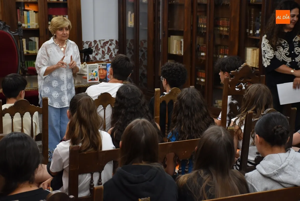 Foto 11 - El IES Fray Diego recibe a la escritora Mar&iacute;a Teresa Maia para celebrar el D&iacute;a de Portugal