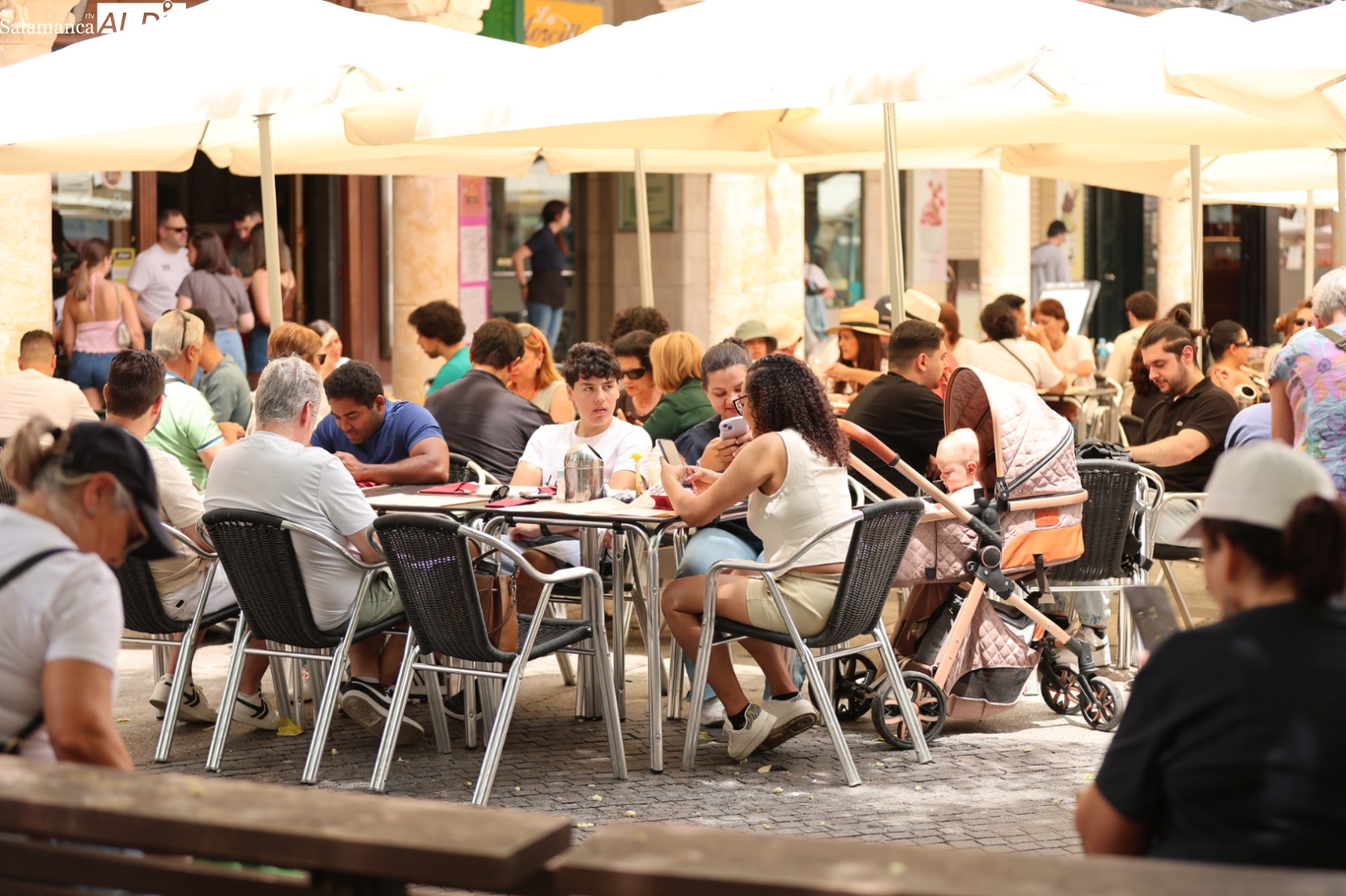 El calor asfixia el centro de Salamanca, pero las terrazas siguen siendo el refugio favorito