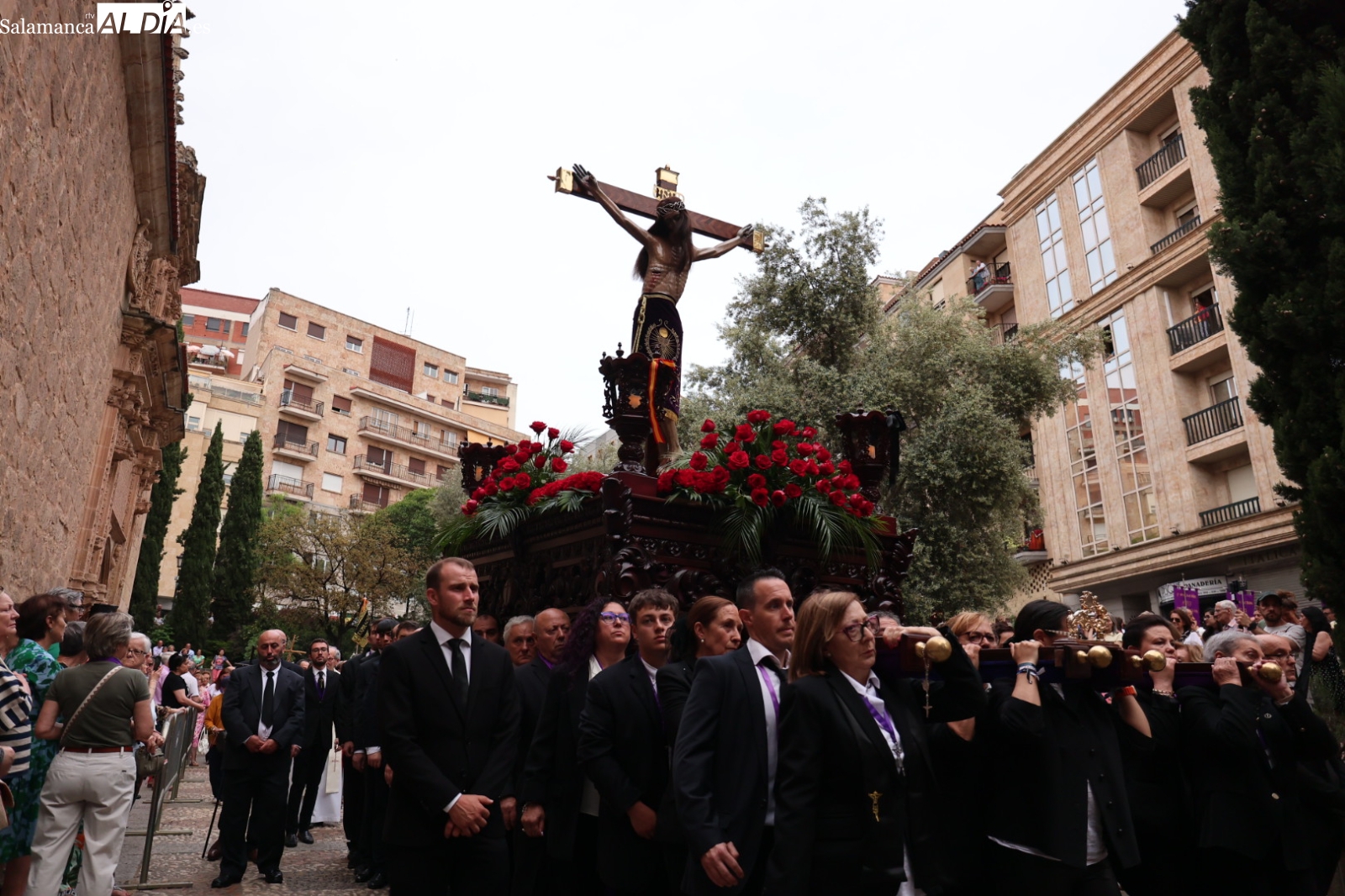 VÍDEO y FOTOS | La Cuesta de Sancti Spíritus acoge la solemne procesión del Cristo de los Milagros 