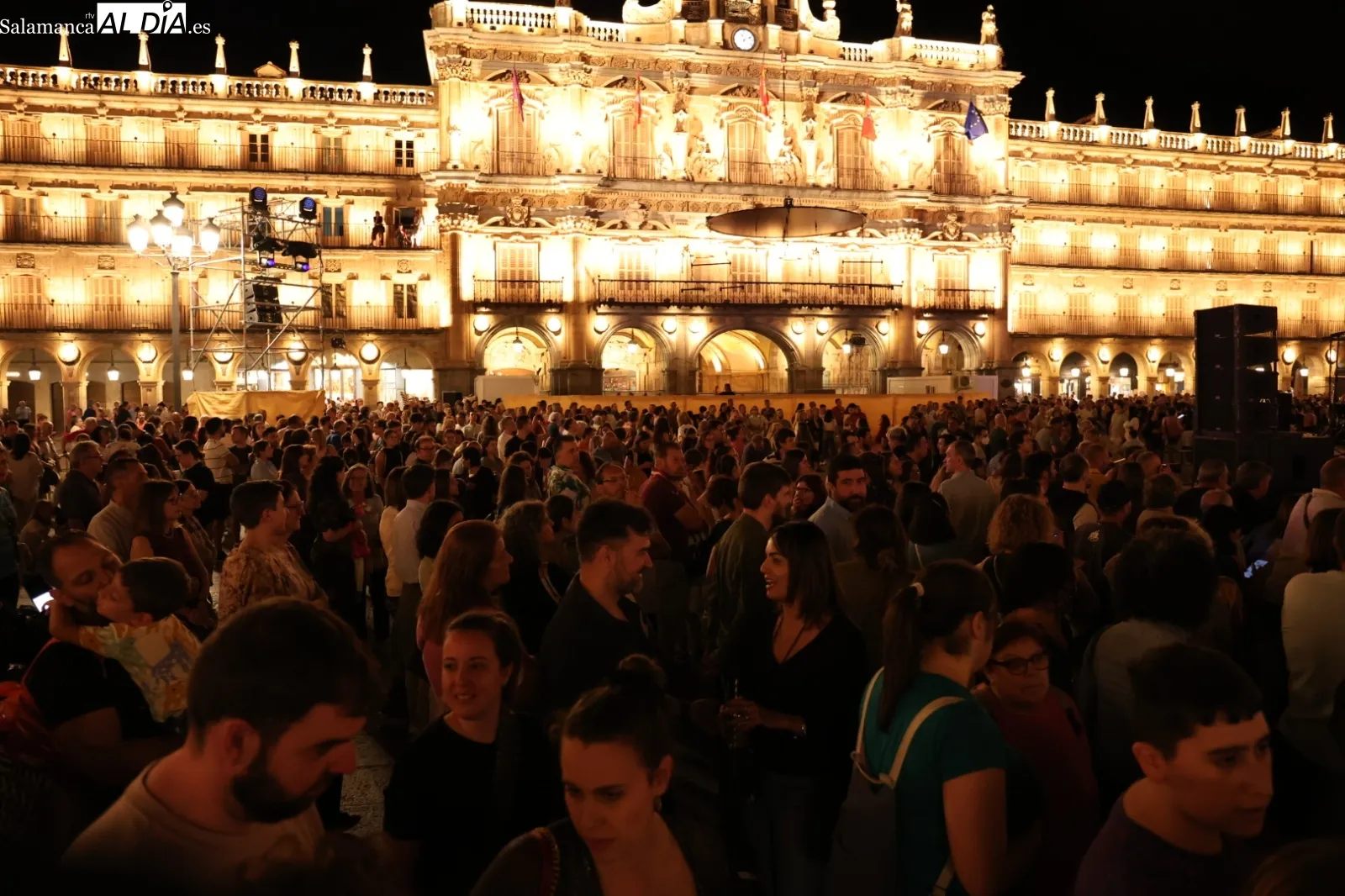 Foto 13 - FOTOS y V&Iacute;DEO | Nexus conquista la Plaza Mayor de Salamanca en su segundo vuelo