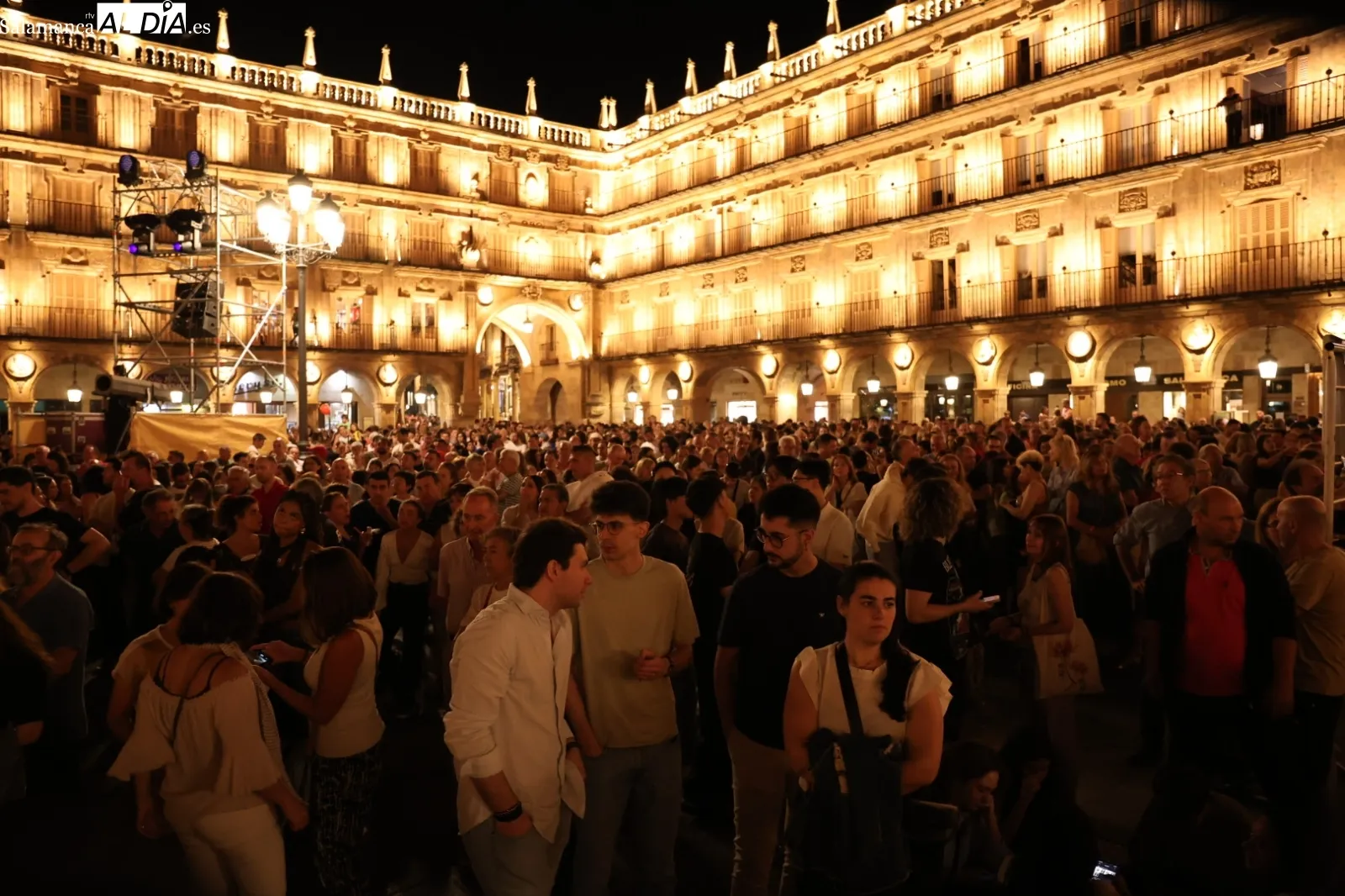Foto 11 - FOTOS y V&Iacute;DEO | Nexus conquista la Plaza Mayor de Salamanca en su segundo vuelo