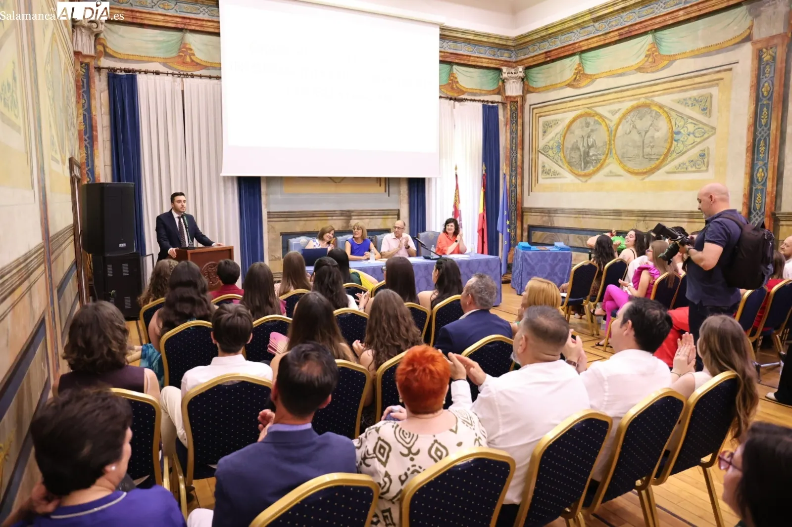 Foto 8 - Los alumnos de Informaci&oacute;n y Documentaci&oacute;n de la USAL se grad&uacute;an (FOTOS)
