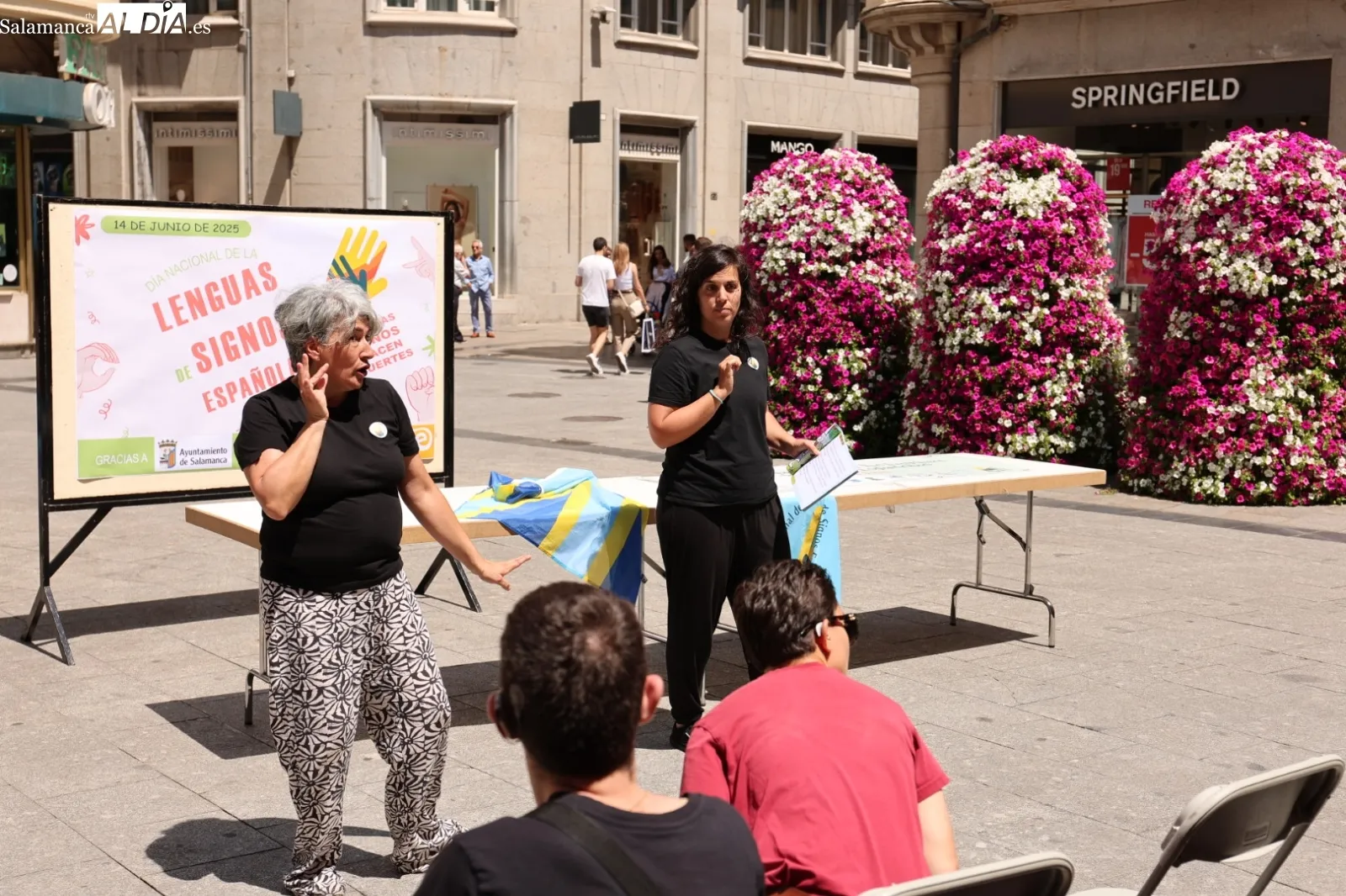 Foto 6 - La plaza del Liceo celebra el D&iacute;a de las Lenguas de Signos Espa&ntilde;olas con actividades para todos los p&uacute;blicos (FOTOS)