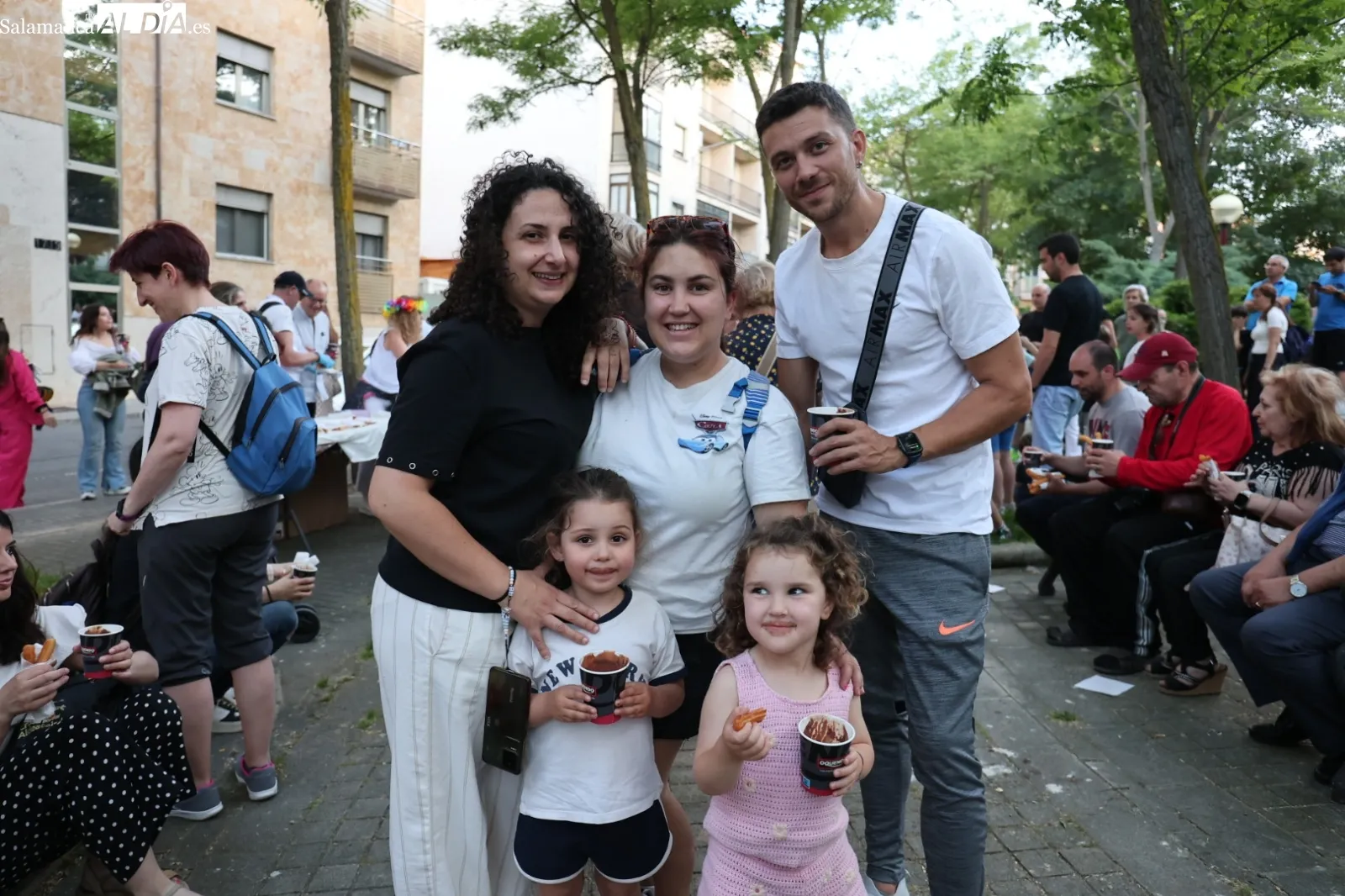Foto 3 - Animada chocolatada popular en las fiestas del barrio de La Aldehuela (FOTOS)