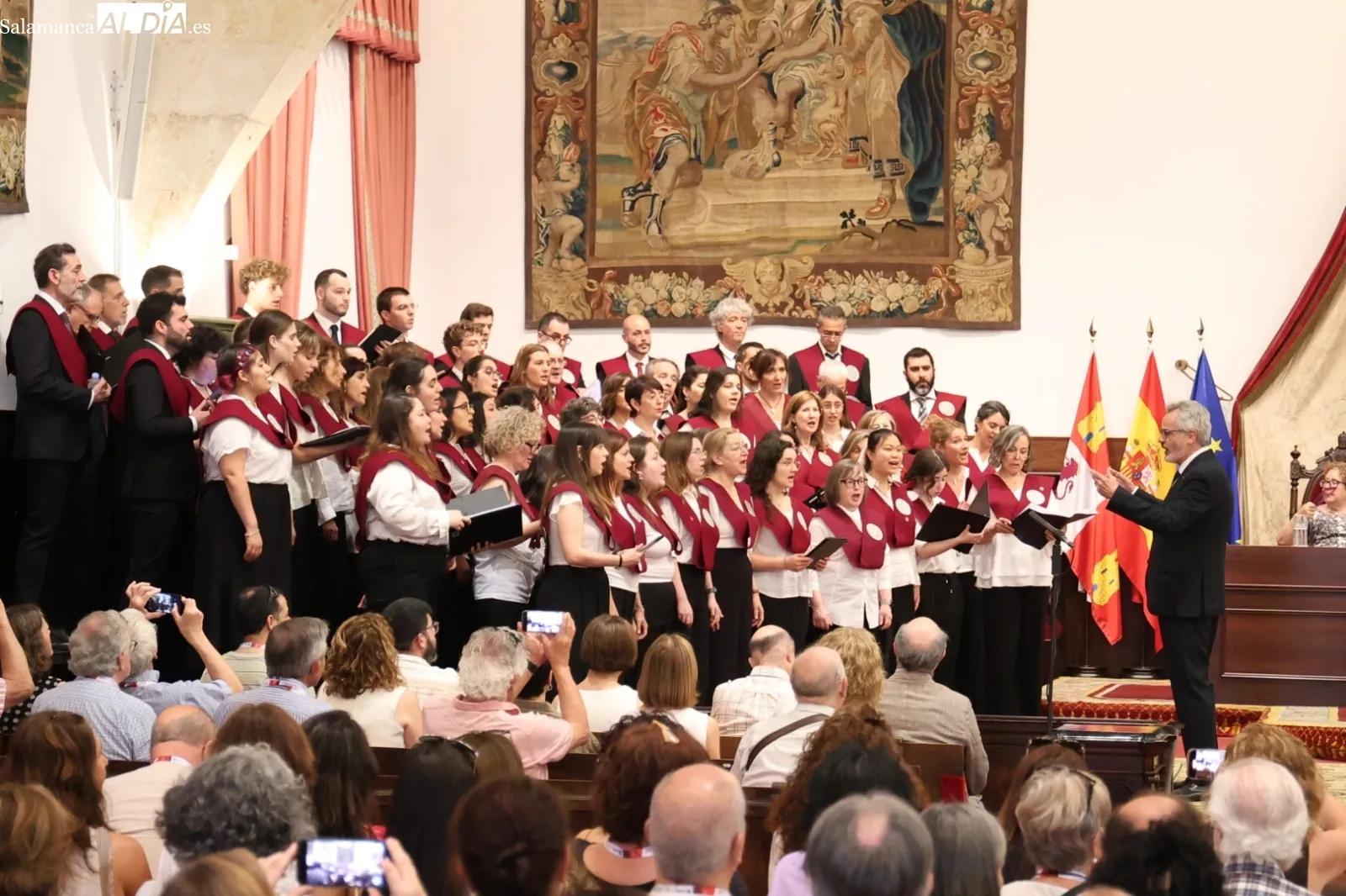 Foto 6 - El rector de la Universidad de Salamanca entrega la Medalla de la USAL al Coro Universitario y al Coro de C&aacute;mara