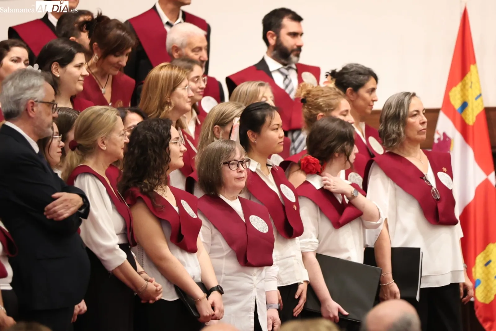 Foto 5 - El rector de la Universidad de Salamanca entrega la Medalla de la USAL al Coro Universitario y al Coro de C&aacute;mara