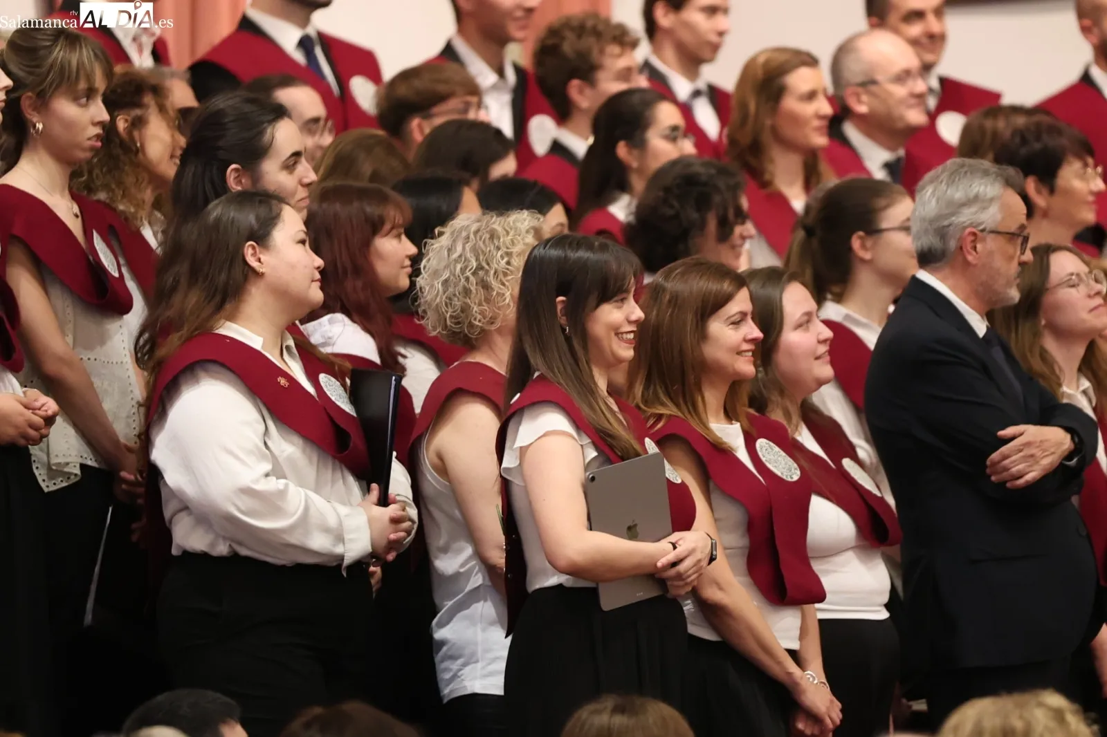 Foto 4 - El rector de la Universidad de Salamanca entrega la Medalla de la USAL al Coro Universitario y al Coro de C&aacute;mara