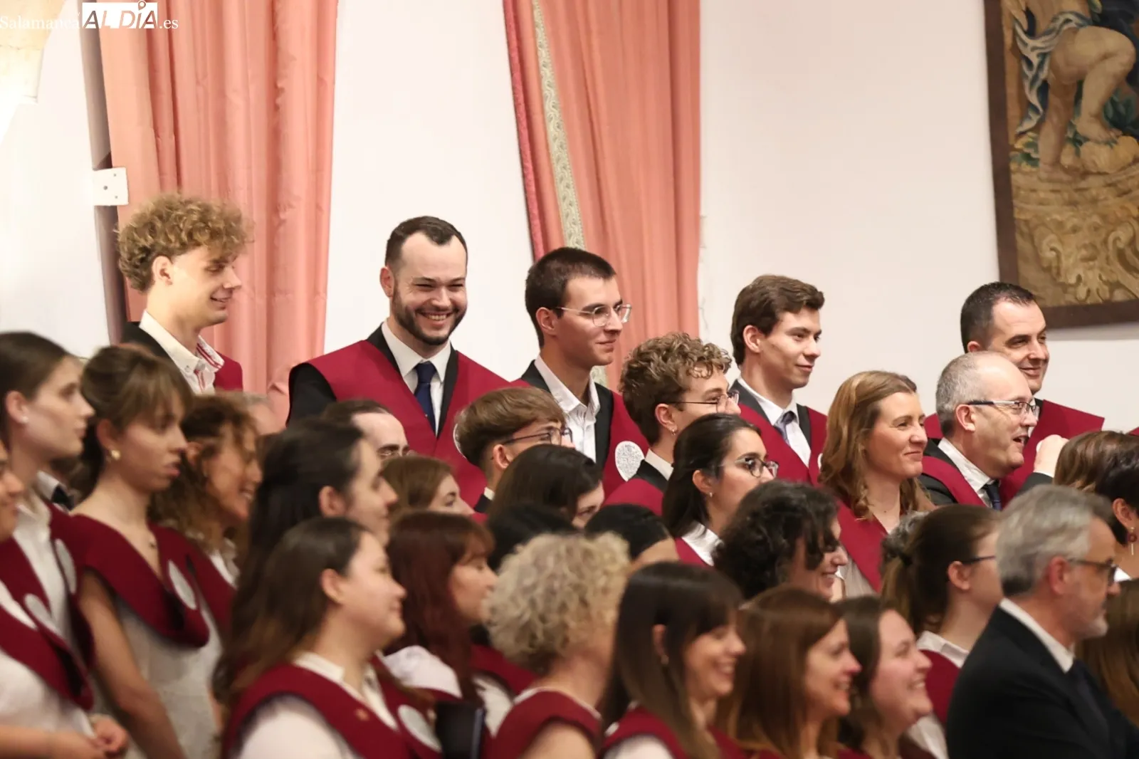 Foto 3 - El rector de la Universidad de Salamanca entrega la Medalla de la USAL al Coro Universitario y al Coro de C&aacute;mara