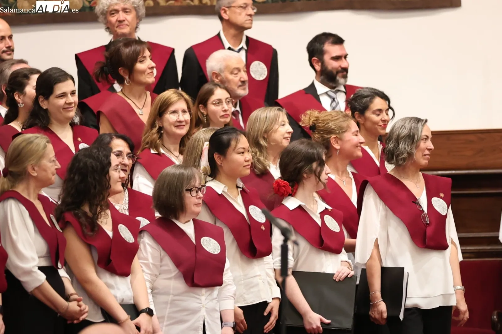 Foto 2 - El rector de la Universidad de Salamanca entrega la Medalla de la USAL al Coro Universitario y al Coro de C&aacute;mara