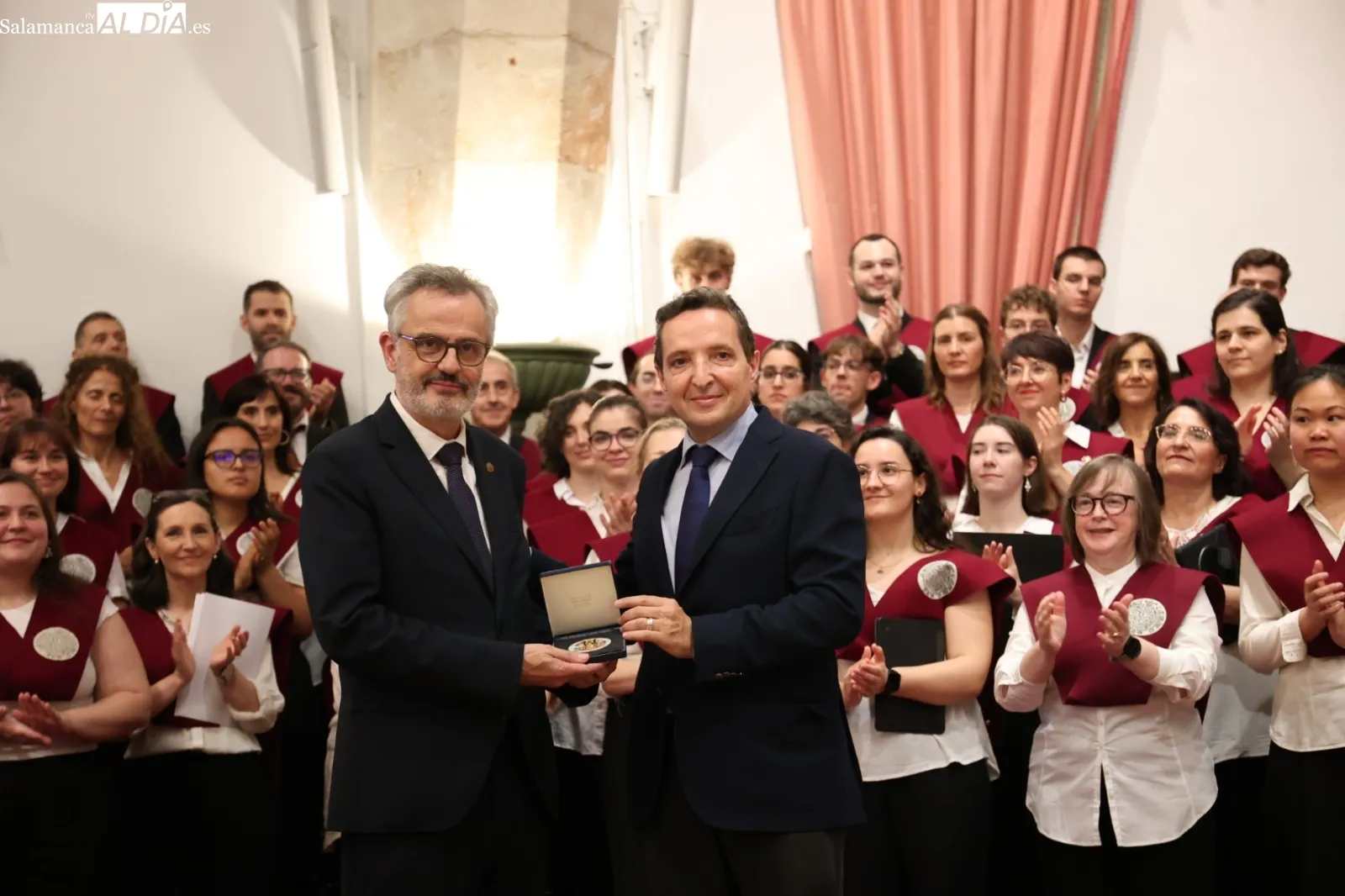 Foto 11 - El rector de la Universidad de Salamanca entrega la Medalla de la USAL al Coro Universitario y al Coro de C&aacute;mara