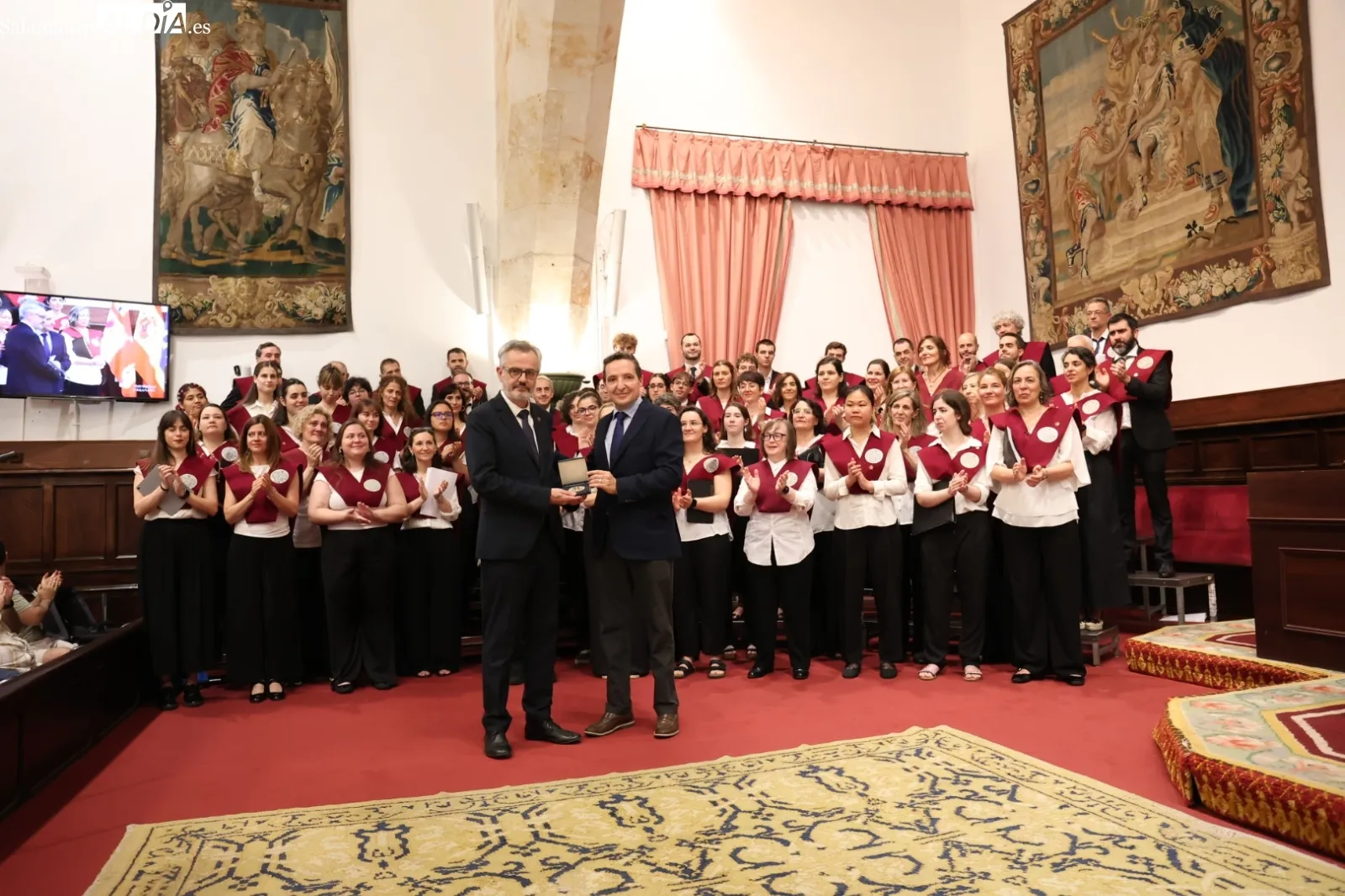 Foto 10 - El rector de la Universidad de Salamanca entrega la Medalla de la USAL al Coro Universitario y al Coro de C&aacute;mara