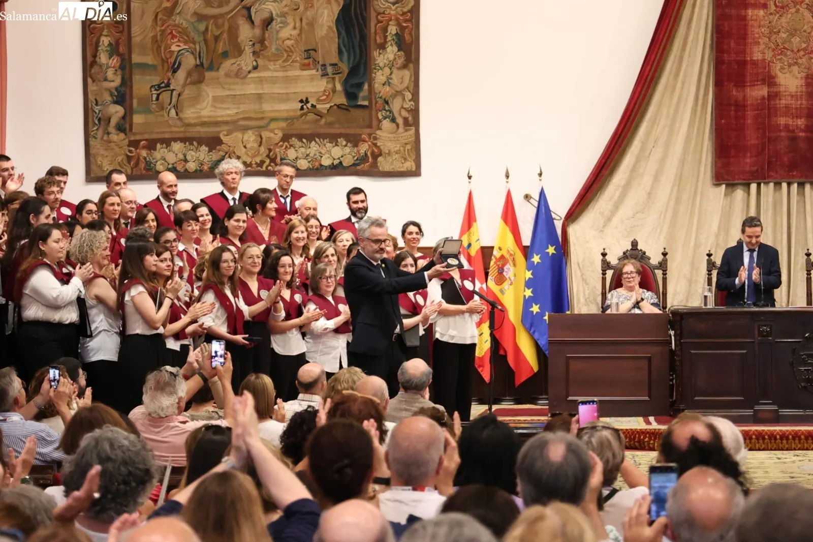 Foto 8 - El rector de la Universidad de Salamanca entrega la Medalla de la USAL al Coro Universitario y al Coro de C&aacute;mara