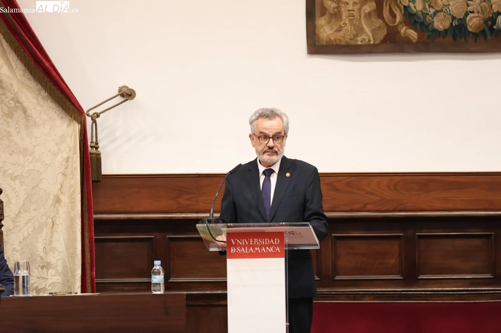 Foto 7 - El rector de la Universidad de Salamanca entrega la Medalla de la USAL al Coro Universitario y al Coro de C&aacute;mara