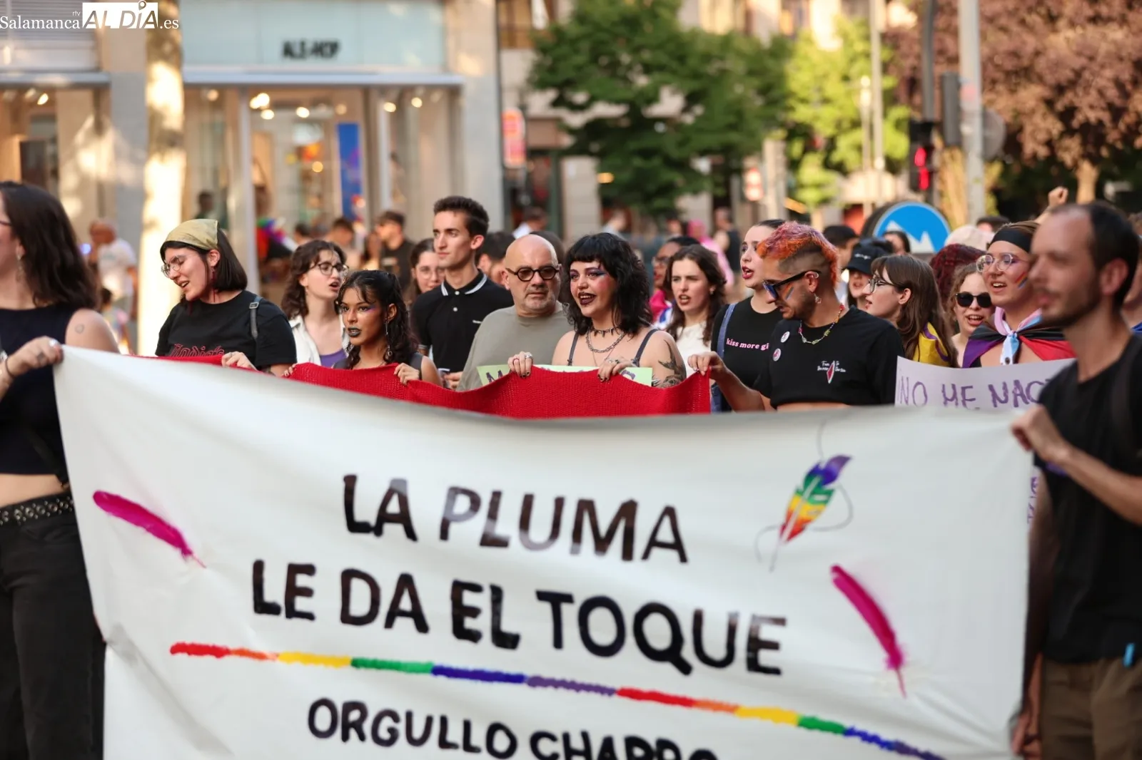Foto 3 - La manifestaci&oacute;n del Orgullo Charro LGTB+ 2025 recorre Salamanca con una fuerte carga reivindicativa (FOTOS)