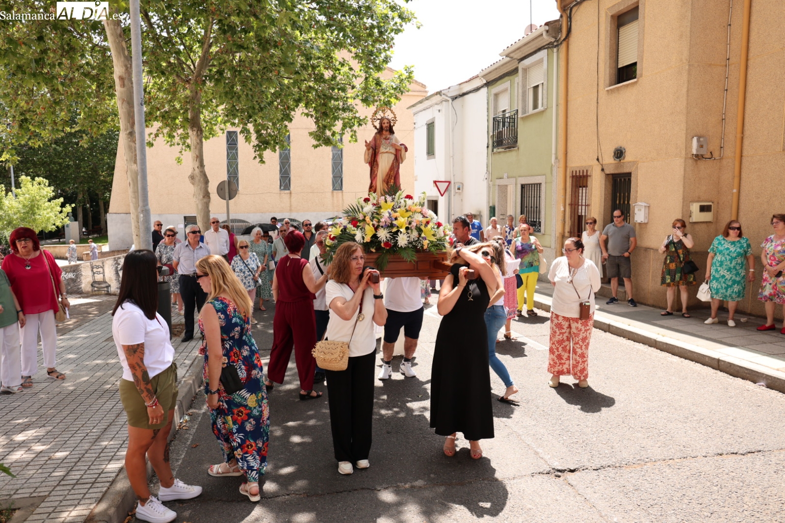 Emotiva procesión del Sagrado Corazón en Pizarrales tras la misa (FOTOS)