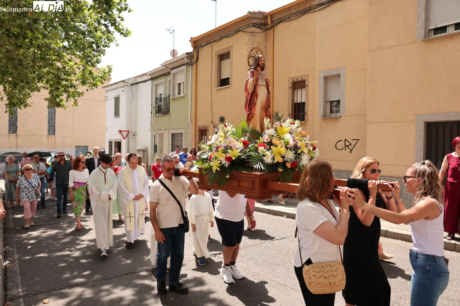 Foto 9 - Emotiva procesi&oacute;n del Sagrado Coraz&oacute;n en Pizarrales tras la misa (FOTOS)