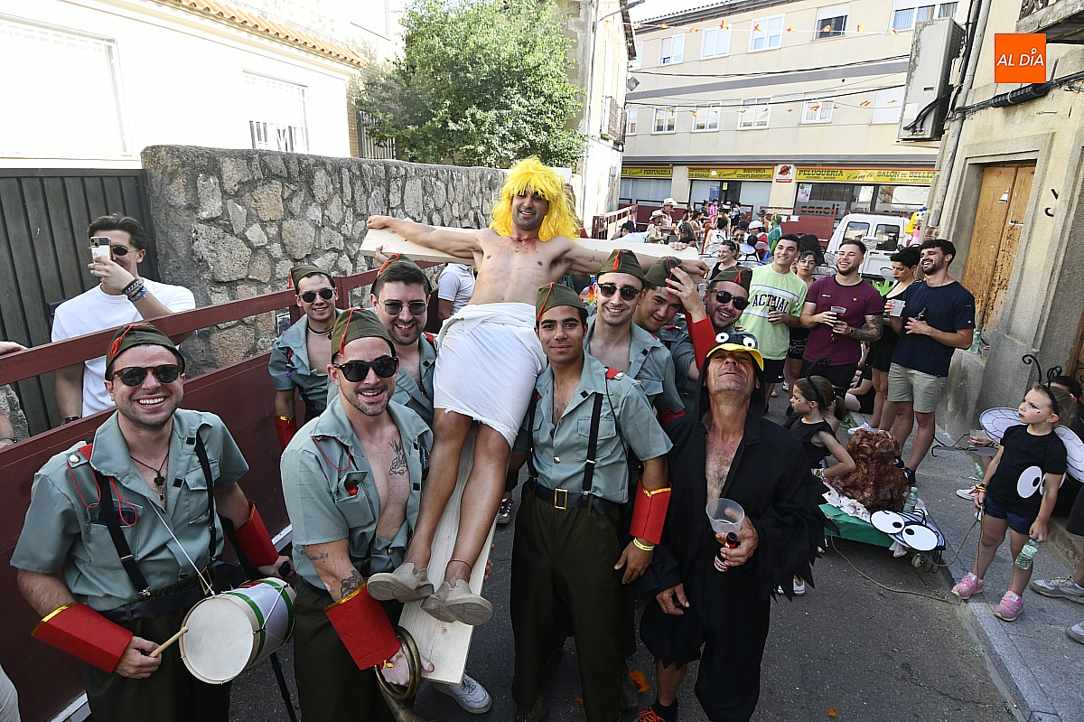 La Fuente de san esteban vibra en Corpus con la participación de peñas en un colorido desfile de peñas