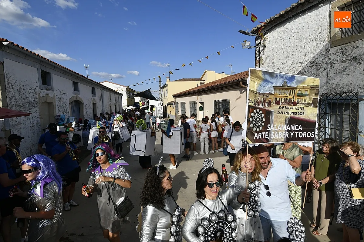 Las peñas fueron protagonistas en la tarde del viernes en Martín de Yeltes/ Fotos: Adrián M. Pastor