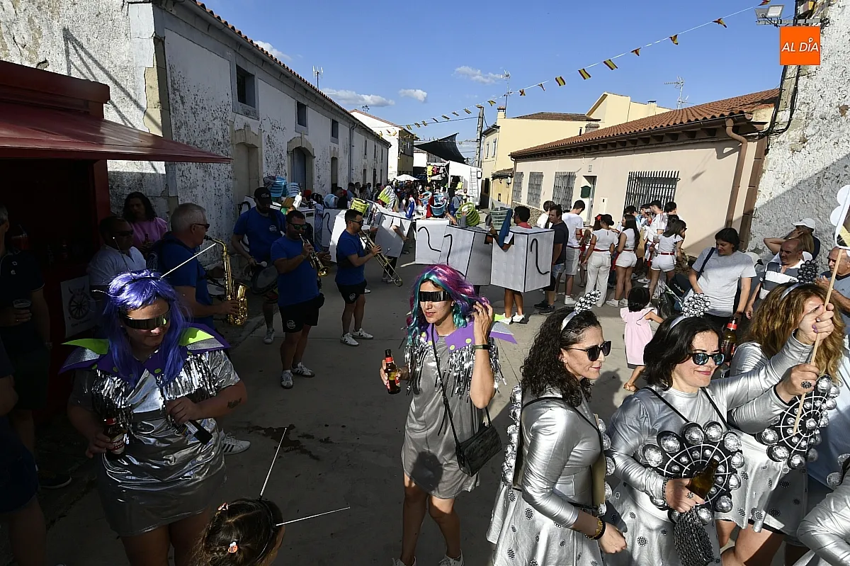 Las peñas fueron protagonistas en la tarde del viernes en Martín de Yeltes/ Fotos: Adrián M. Pastor