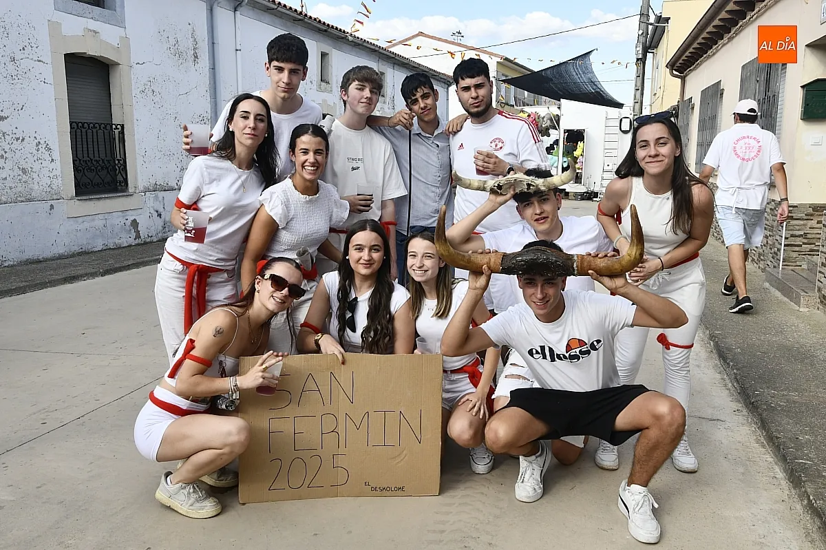 Las peñas fueron protagonistas en la tarde del viernes en Martín de Yeltes/ Fotos: Adrián M. Pastor