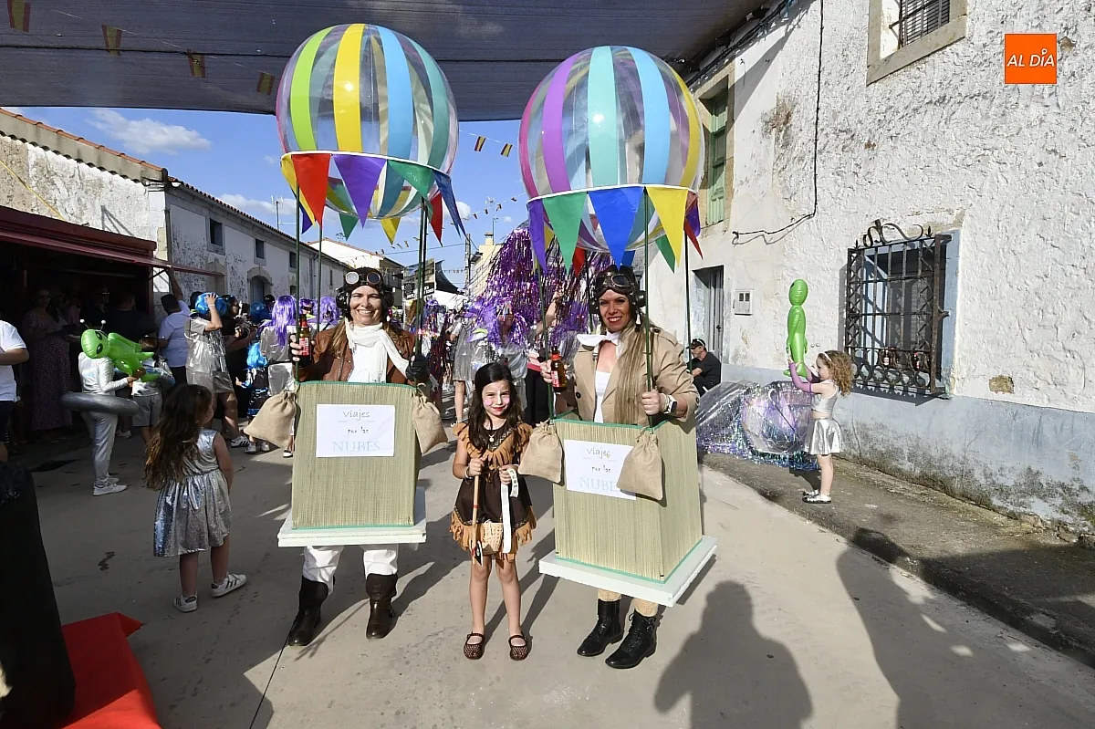 Las peñas fueron protagonistas en la tarde del viernes en Martín de Yeltes/ Fotos: Adrián M. Pastor