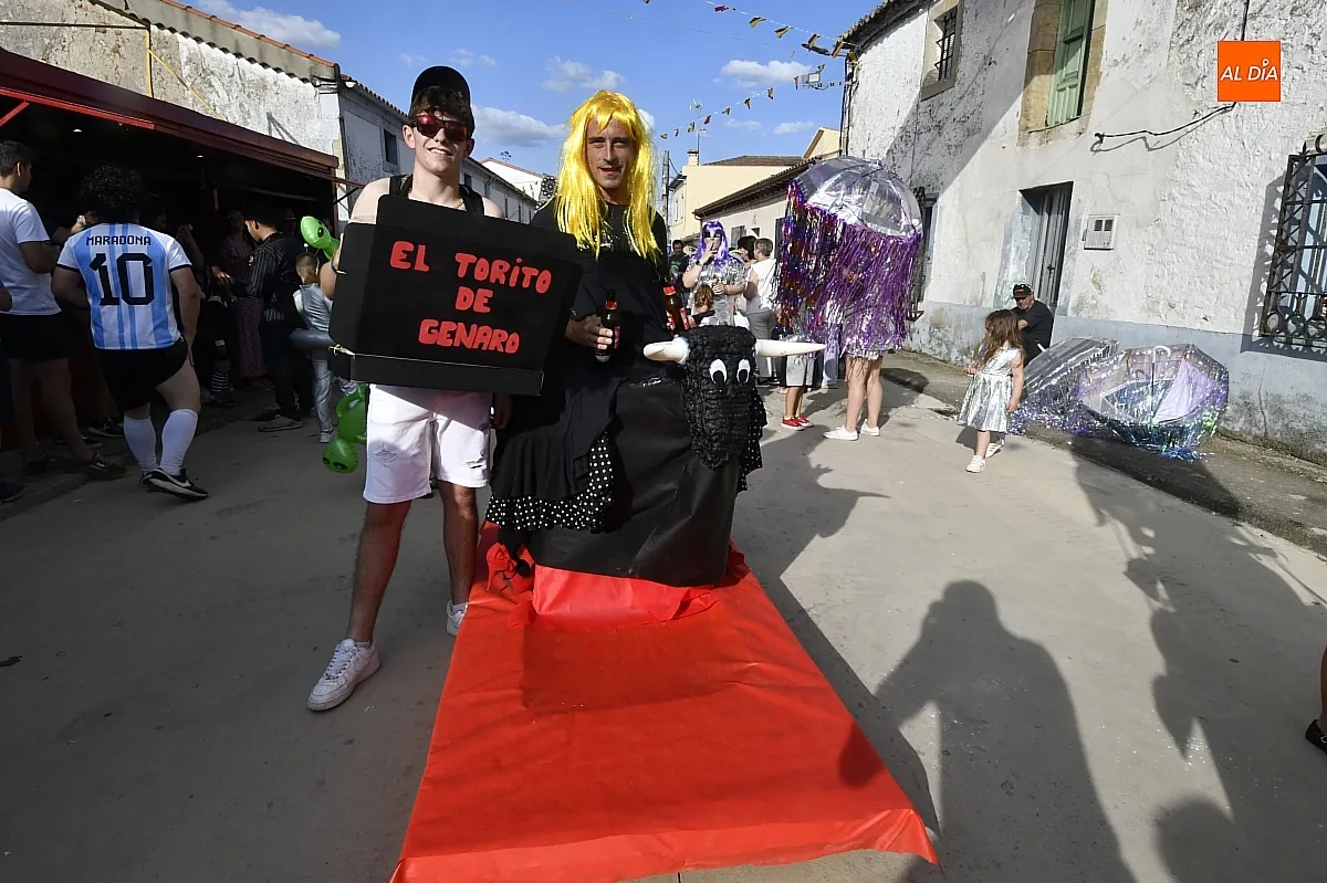 Las peñas fueron protagonistas en la tarde del viernes en Martín de Yeltes/ Fotos: Adrián M. Pastor