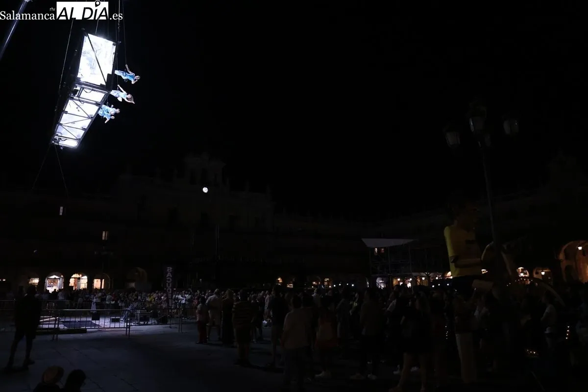 Euforia, espectáculo aéreo del Fácyl en la Plaza Mayor. Foto de David Sañudo