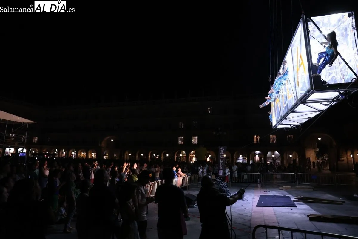 Euforia, espectáculo aéreo del Fácyl en la Plaza Mayor. Foto de David Sañudo