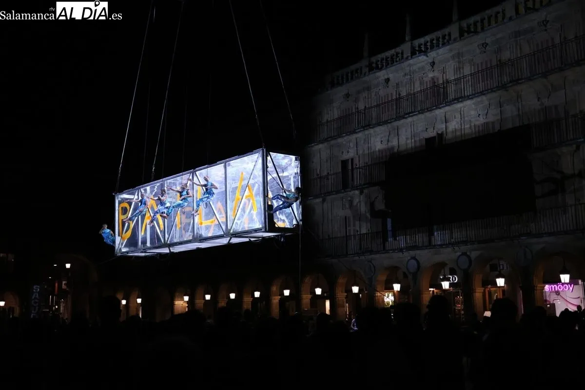 Euforia, espectáculo aéreo del Fácyl en la Plaza Mayor. Foto de David Sañudo