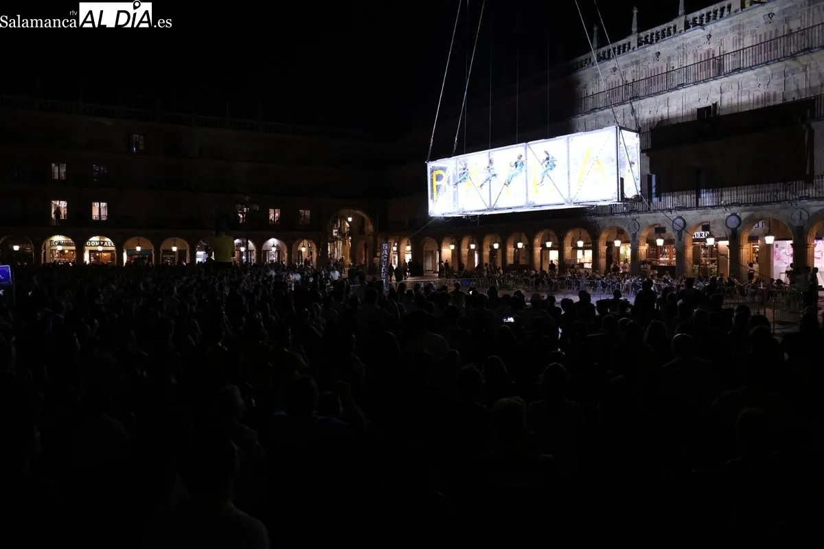 Euforia, espectáculo aéreo del Fácyl en la Plaza Mayor. Foto de David Sañudo
