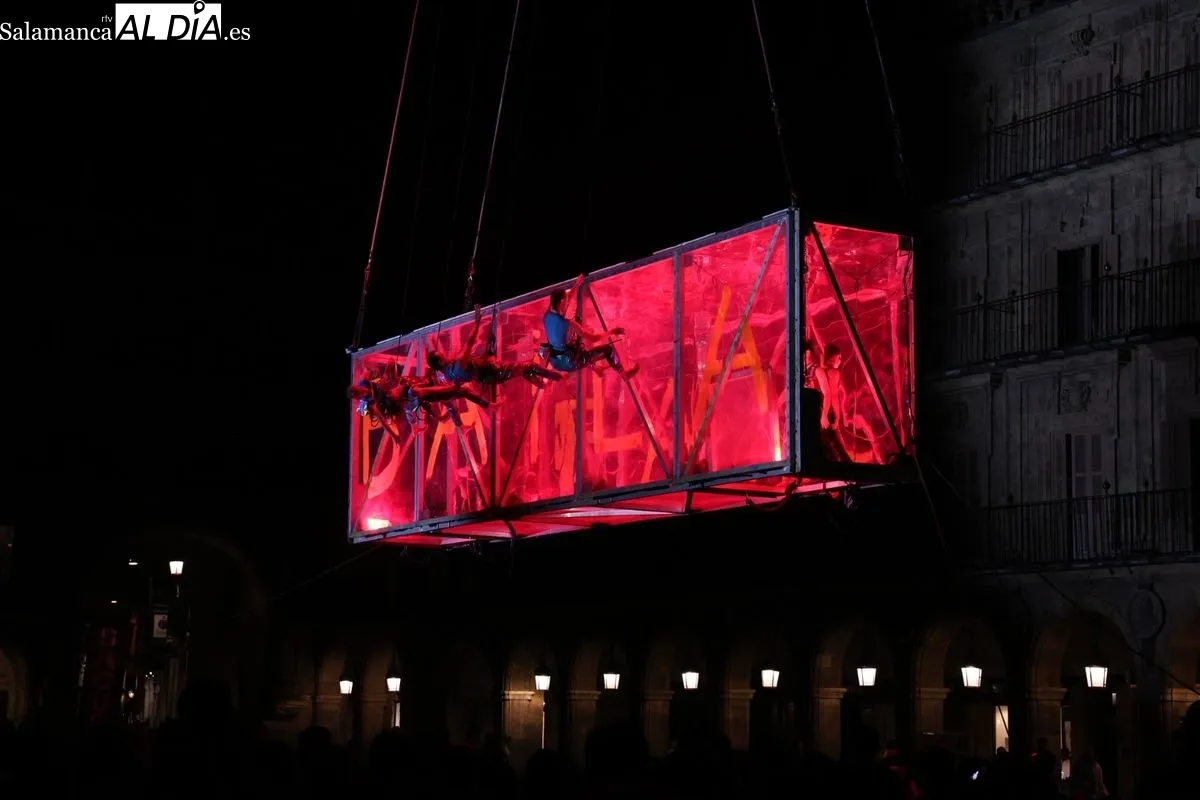 Euforia, espectáculo aéreo del Fácyl en la Plaza Mayor. Foto de David Sañudo