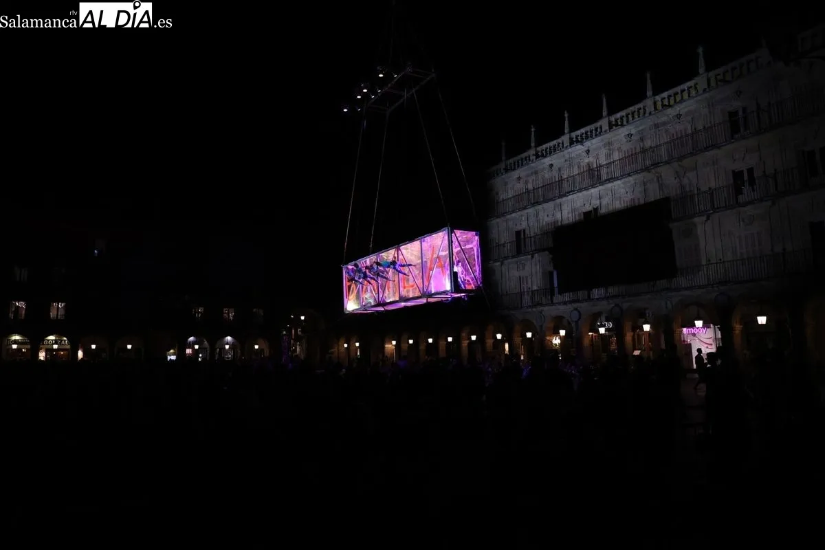 Euforia, espectáculo aéreo del Fácyl en la Plaza Mayor. Foto de David Sañudo