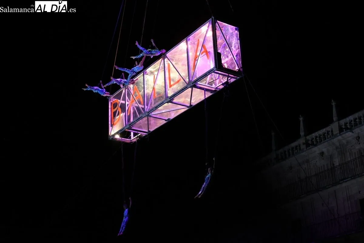 Euforia, espectáculo aéreo del Fácyl en la Plaza Mayor. Foto de David Sañudo
