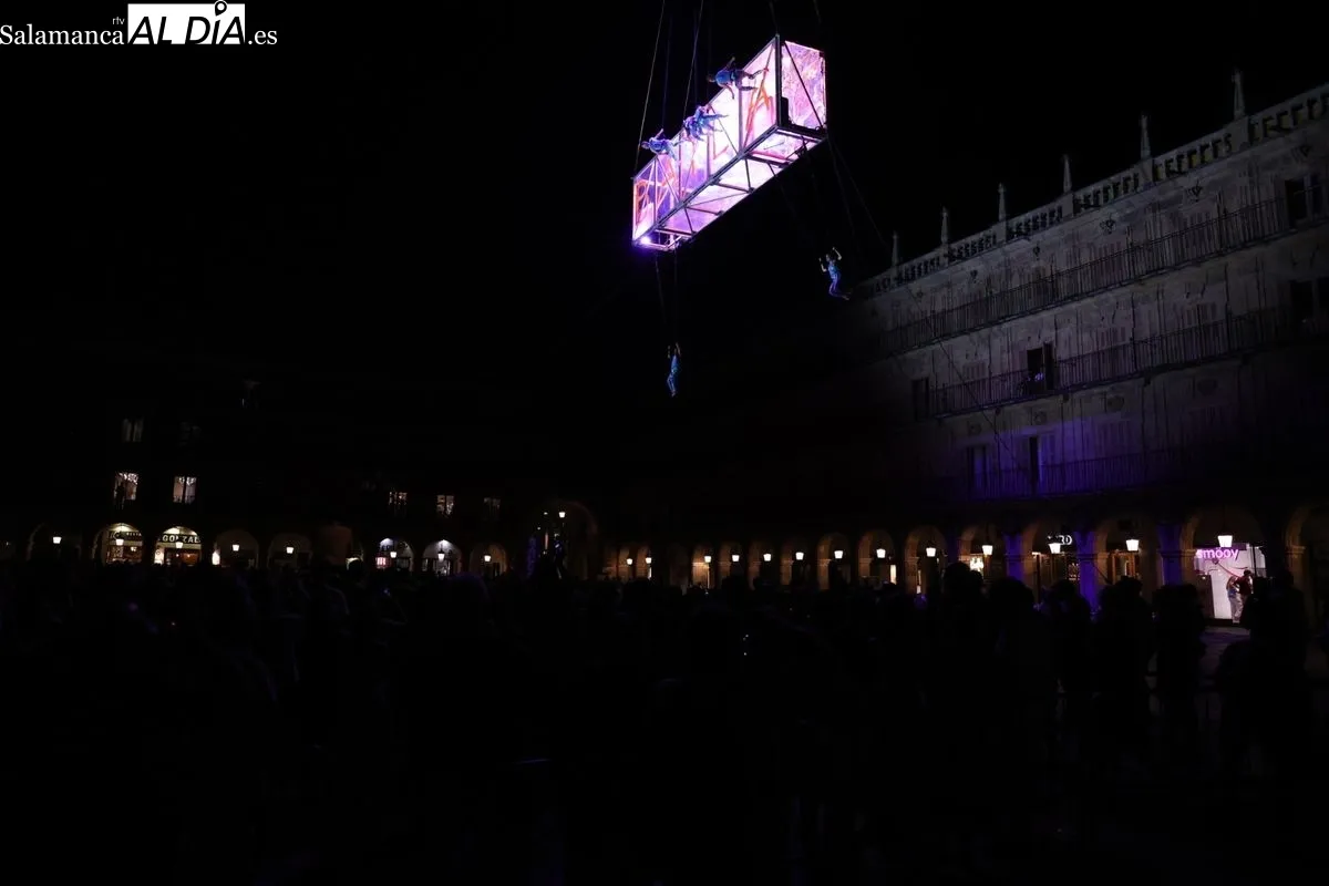 Euforia, espectáculo aéreo del Fácyl en la Plaza Mayor. Foto de David Sañudo