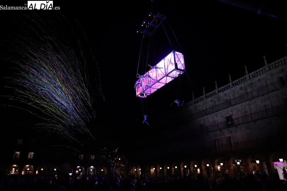 Euforia, espectáculo aéreo del Fácyl en la Plaza Mayor. Foto de David Sañudo