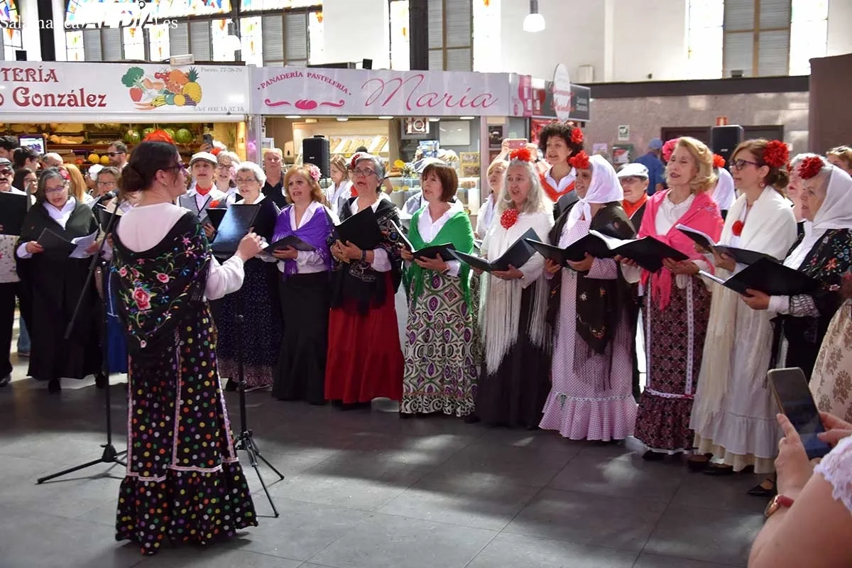 Concierto del coro de Afibrosal en el Mercado Central | Fotos: Fernando Sánchez Gómez (FerCyborg)