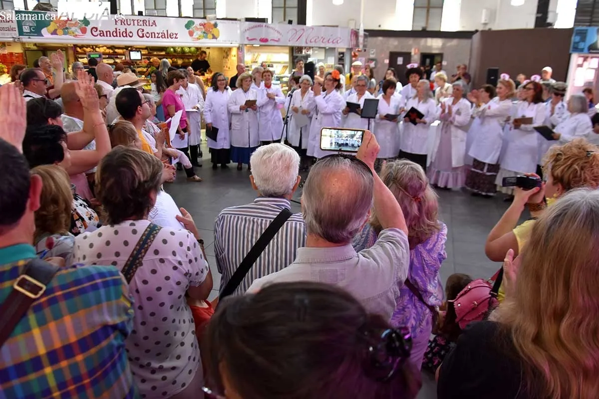 Concierto del coro de Afibrosal en el Mercado Central | Fotos: Fernando Sánchez Gómez (FerCyborg)