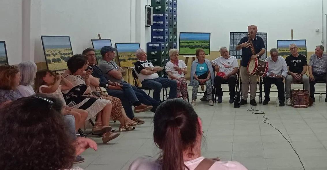 Foto 3 - La mesa redonda sobre el folclore serrano congrega a unas 80 personas en El Ma&iacute;llo