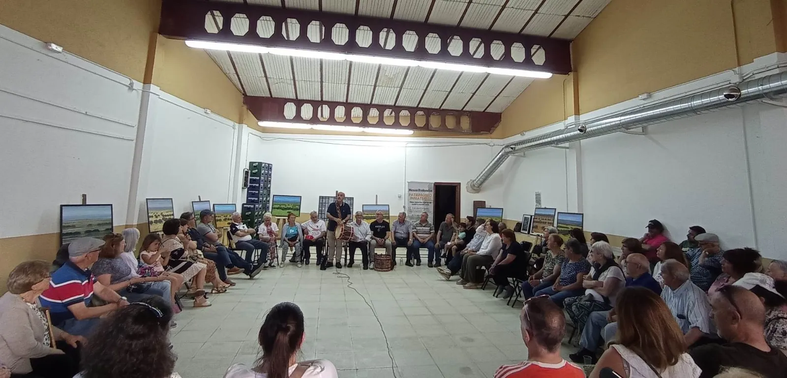 Foto 2 - La mesa redonda sobre el folclore serrano congrega a unas 80 personas en El Ma&iacute;llo