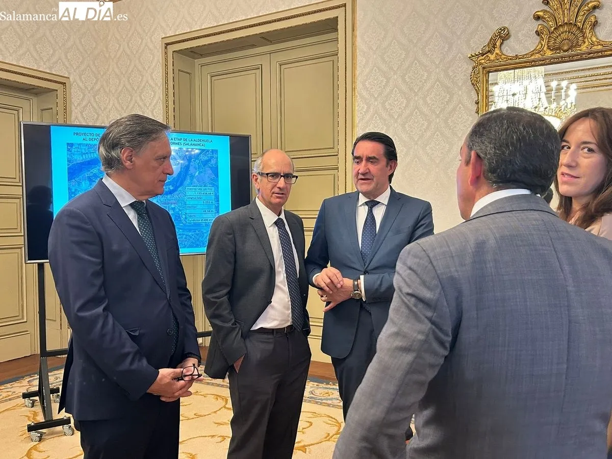 El alcalde de Salamanca, Carlos García Carbayo; el consejero de Medio Ambiente, Vivienda y Ordenación del Territorio de la Junta de Castilla y León, Juan Carlos Suárez-Quiñones; el presidente de la Diputación de Salamanca, Javier Iglesias; y el alcalde de