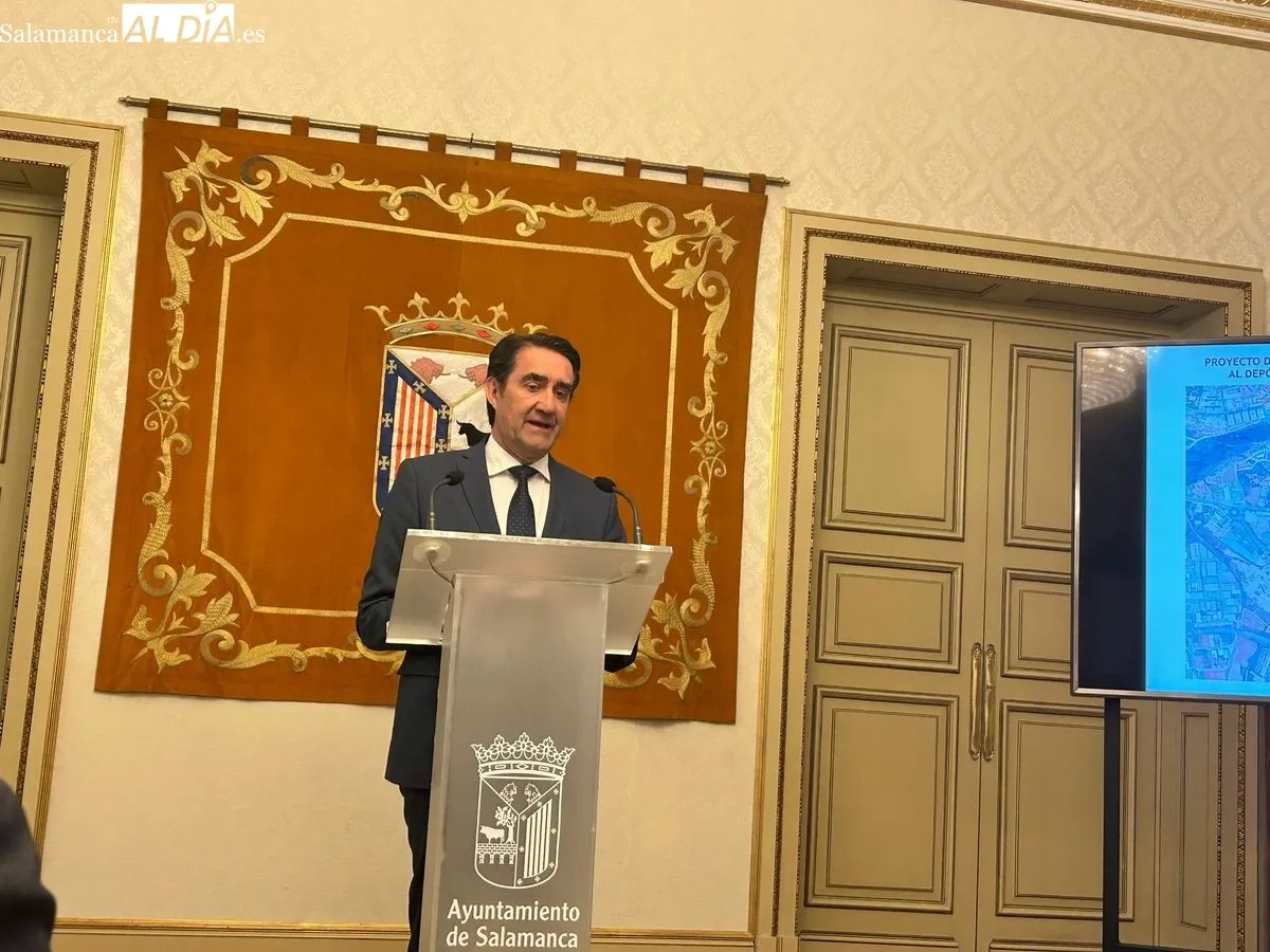 El alcalde de Salamanca, Carlos García Carbayo; el consejero de Medio Ambiente, Vivienda y Ordenación del Territorio de la Junta de Castilla y León, Juan Carlos Suárez-Quiñones; el presidente de la Diputación de Salamanca, Javier Iglesias; y el alcalde de