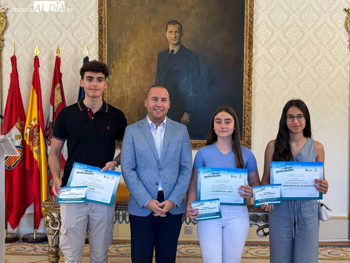 Entrega en el Ayuntamiento de Salamanca de los diplomas del tercer certamen de dibujos geolocalizados. Foto de Miguel González