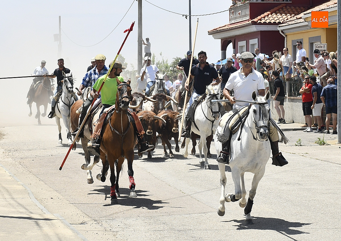Brillante encierro a caballo, paella popular clase práctica  tauromaquia clausuran Corpus en La Fuente de San Esteban