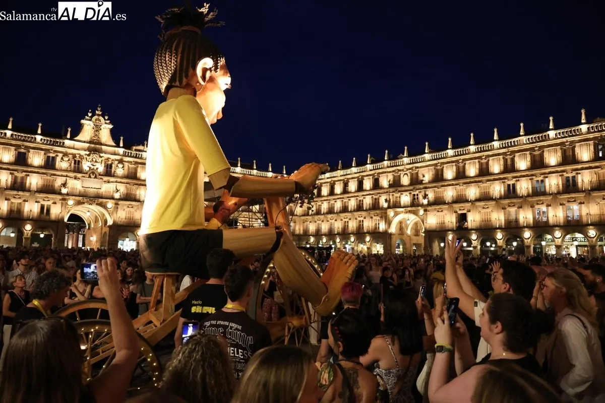 El pasacalles 'NANA' y 'SUPERVIVIENTES' sorprenden en la Plaza Mayor. Foto de David Sañudo